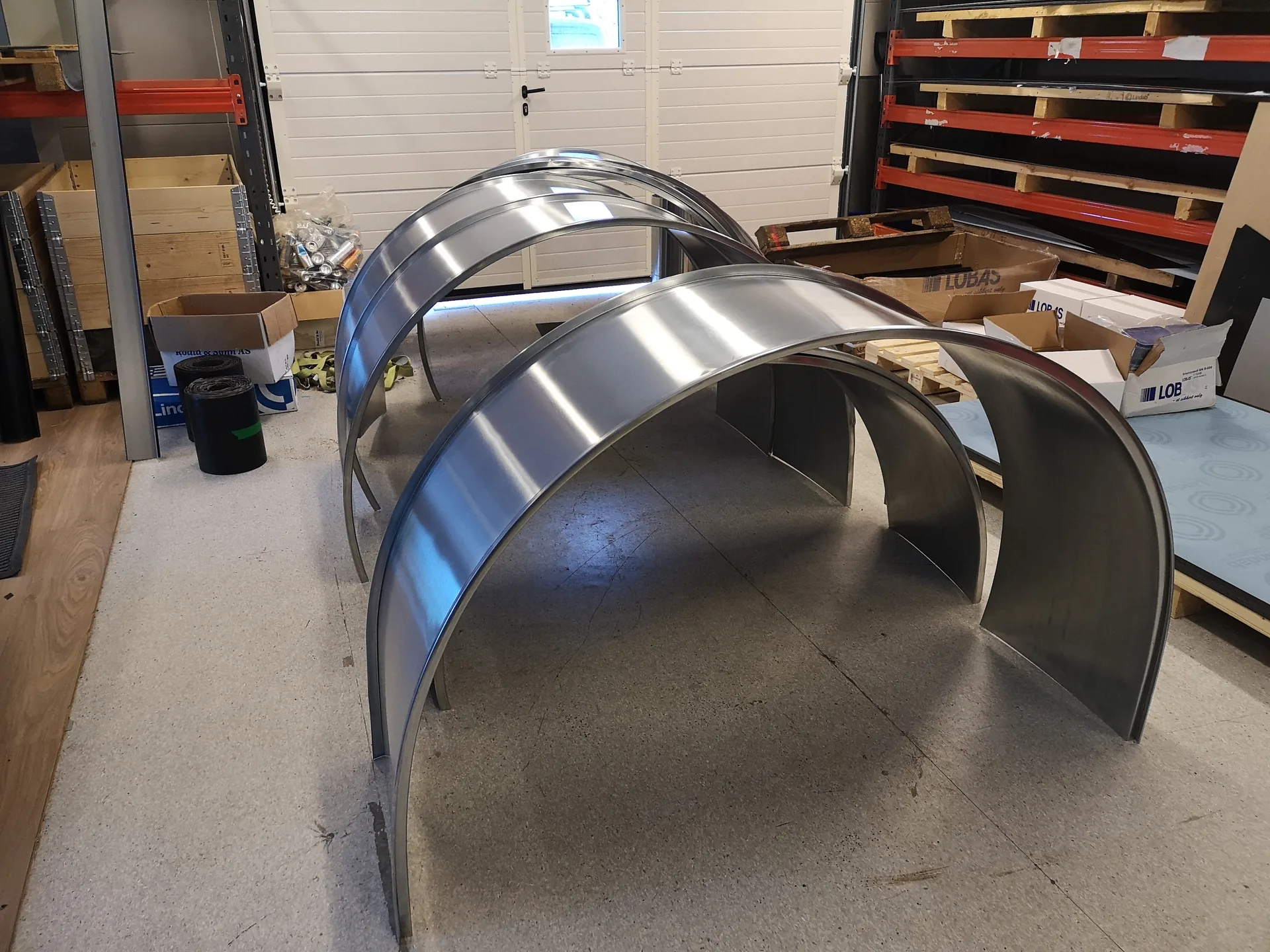 Store buede spesialbeslag i metall produsert hos HM Blikk AS