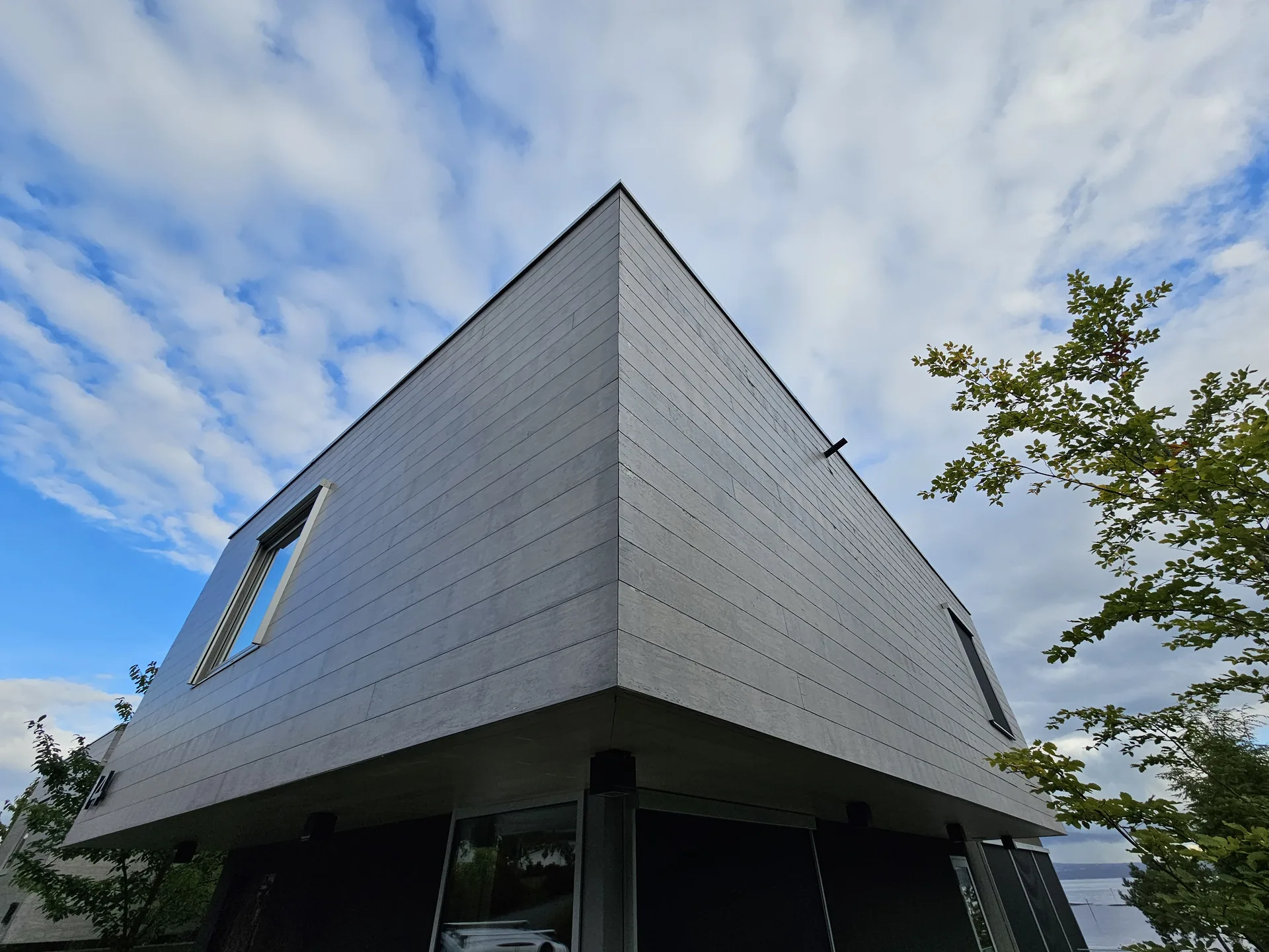 Moderne hus med diskret gesimsbeslag langs takkanten sett nedenfra